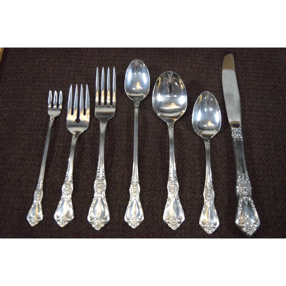 VTG Oneida Flatware Kennett Square 90 Pieces 12 settings 6 pc Hostess Set Chest